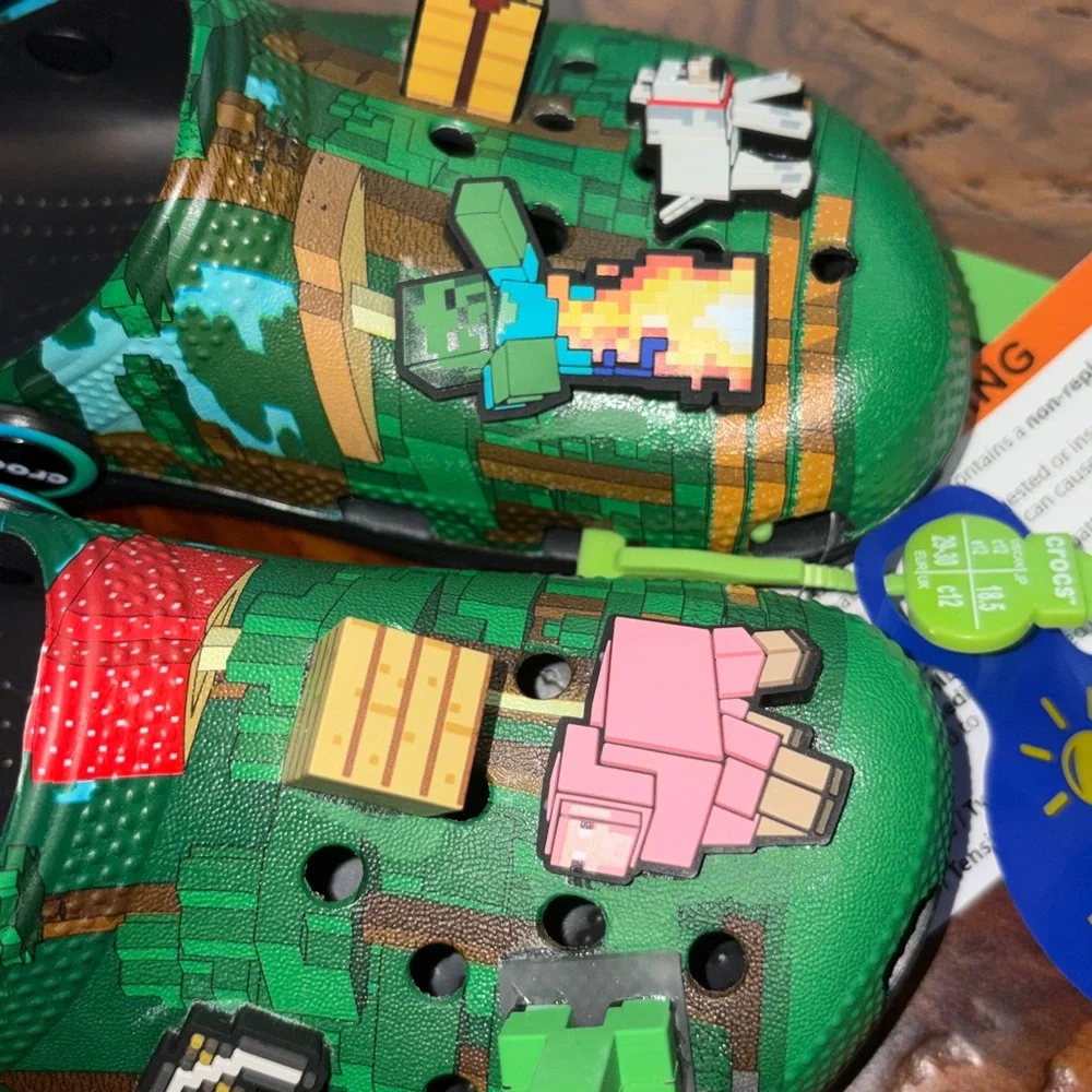 Kids C12 Minecraft CROCS - Picture 2 of 6